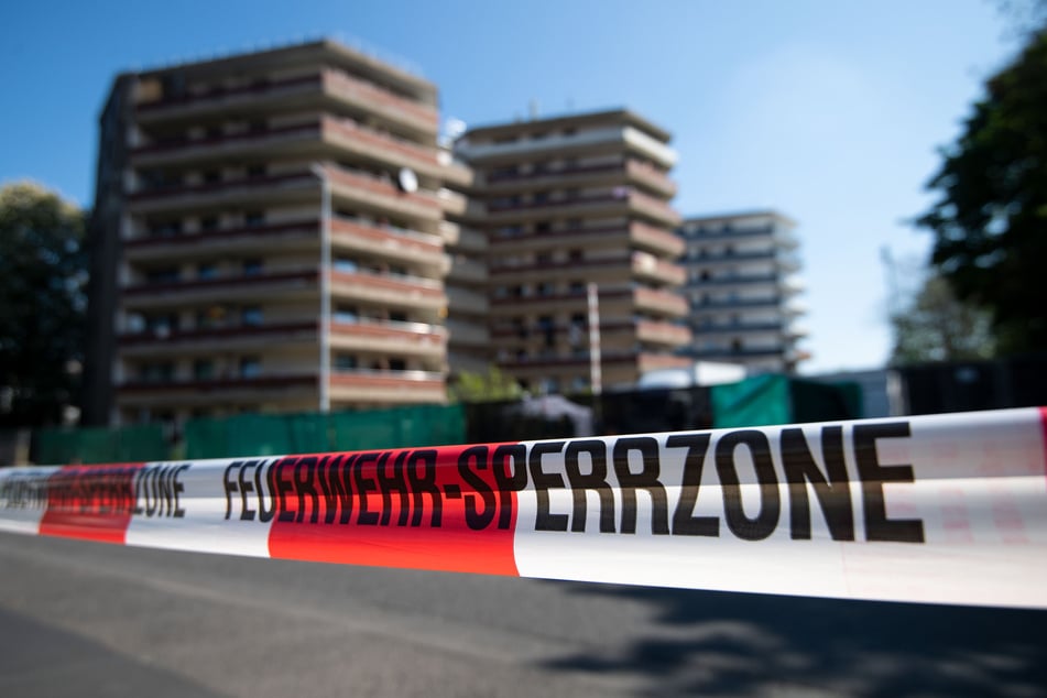 Das abgesperrte Hochhaus-Areal in Grevenbroich. In den Häusern leben 377 Menschen.