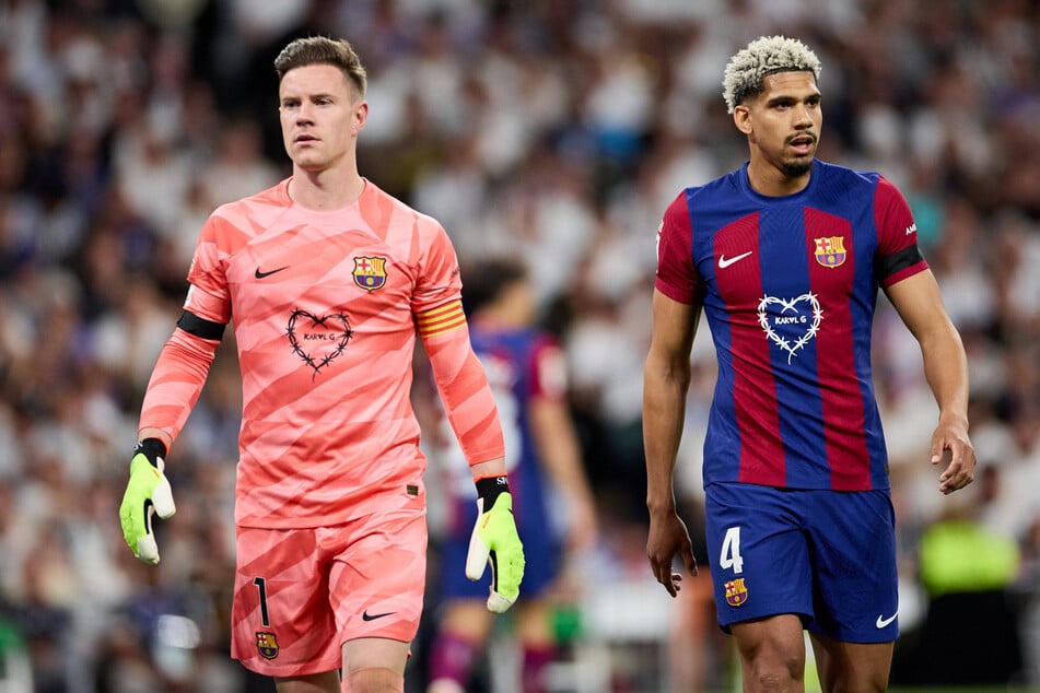 Der alte und der neue Kapitän: Marc-André ter Stegen (33, l.) muss seine Binde an Ronald Araujo (28) weiterreichen.