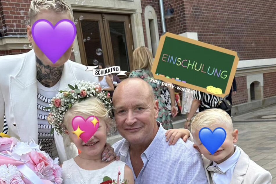 Auch die Emojis können natürlich nicht über Melanie Müllers (36) Identität hinwegtäuschen. Es ist das erste "Familienfoto" nach drei Jahren.