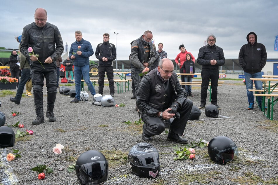 Biker Michael Volta hat, wie viele andere auch, zum Gedenken an verunglückte Motorradfahrer Blumen nieder gelegt.