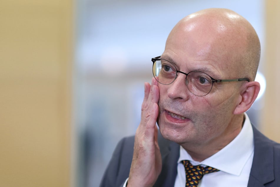 Ärger für Halles Stadtoberhaupt: Bernd Wiegand (63, parteilos) räumte am Samstag ein, dass er und zehn Stadträte bereits eine Impfung gegen das Coronavirus erhalten haben - entgegen der geltenden Impfverordnung.