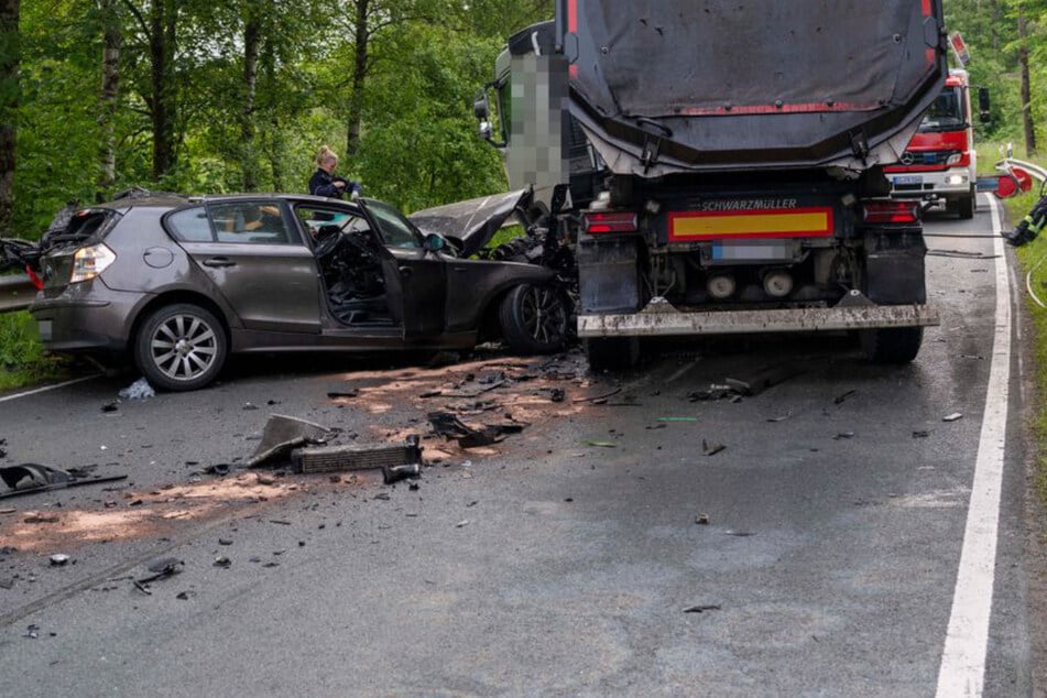 Heftiger Crash auf Bundesstraße: Autofahrer rast in Lkw und stirbt