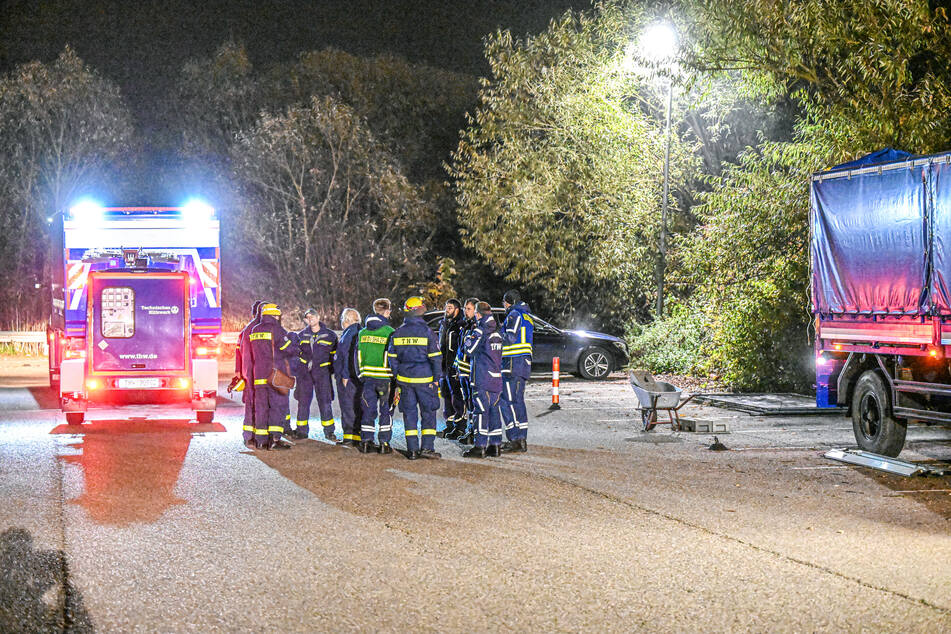 Einsatzkräfte des Technischen Hilfswerks (THW) sind an einem Tatort im Einsatz.