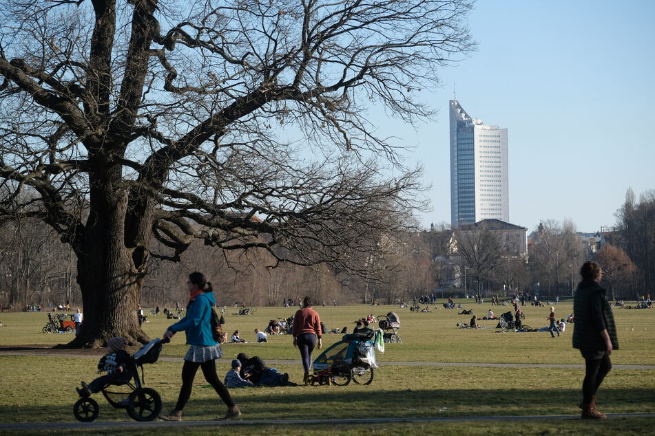 Frühlingseinbruch in Sachsen: In Leipzig zog es die Menschen am Wochenende in die vielen Parks.