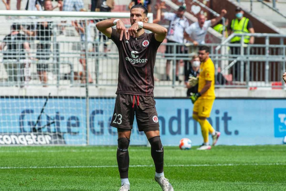 Leart Paqarada (26) jubelt nach seinem Traumtor am ersten Spieltag gegen Holstein Kiel. (Archivbild)