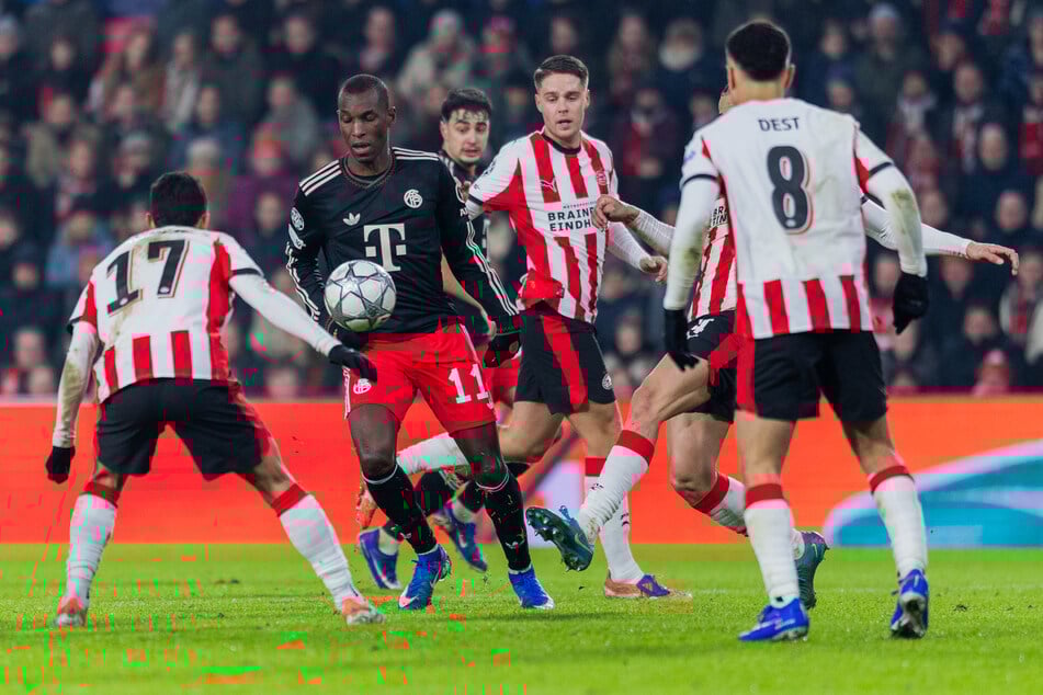 Nicolas Jackson (2.v.l.) ersetzte Bayerns Goalgetter Harry Kane.