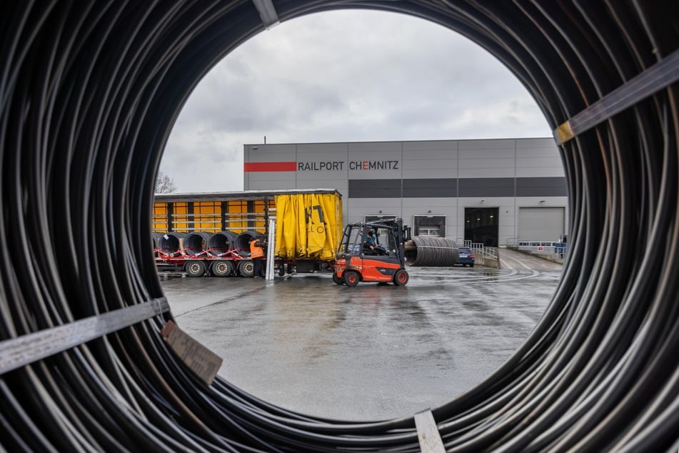 Am Railport Chemnitz wechseln schwere Güter von der Schiene auf Lkw.