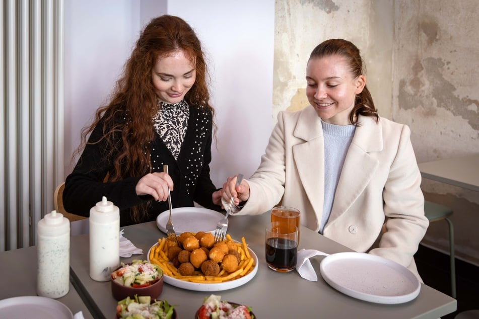 Volontärin Stella Kreuzer (l.) und Werkstudentin Ruth Maria Luderer verkosten die ukrainische Spezialität.