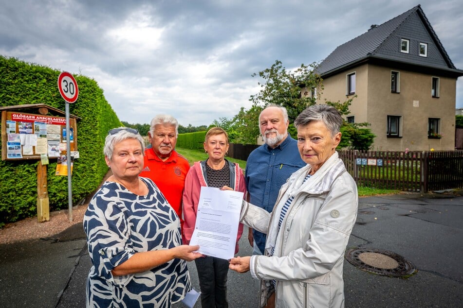 Katrin Scherwenk (l.) von der Bürgerinitiative Solarpark Glösa mit den Anwohnern Jürgen Knorr (72, l.), Petra Richter (67), Uwe Schubert (66) und Renate Kaufmann (72), die jeweils einen Drohbrief vom Solarinvestor erhalten haben.