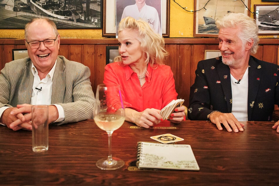 In Folge vier von "Inas Nacht" sind Peer Steinbrück (78, l.) und Frank Schätzing (68, r.) zu Gast.