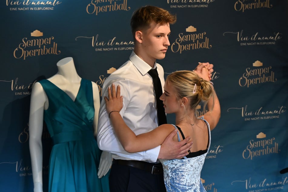 Kein Grund für ernste Mienen: Die Dresdner Niklas Binder (16) und Klara Wunderlich (16) werden in der Semperoper ein Heimspiel haben.