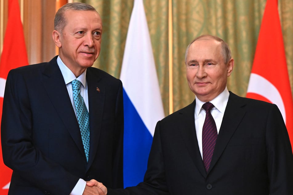 Noch ist unklar, ob es zu einem Treffen zwischen Kremlchef Putin und seinem ukrainischen Gegenüber Selenskyj kommt. Auch einen Gipfelort gibt es nicht. In der Zwischenzeit tätigt Putin Anrufe.