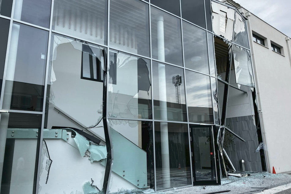 Der Schaden ist groß, die Glasfassade der Kirche zerstört.