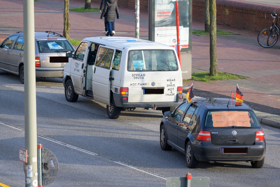 Von St. Pauli aus fuhren dutzende hupende Autos in Richtung Alster.