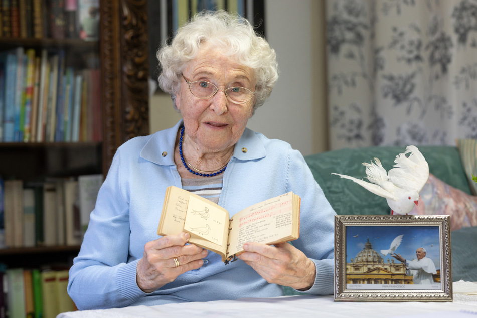 Die Schriftstellerin Erika Schirmer (95) zeigt ein selbst gestaltetes Buch mit von ihr geschaffenen Liedern. Sie hat 1950 das in der ehemaligen DDR sehr bekannte Kinderlied "Kleine weiße Friedenstaube" komponiert und getextet. Jetzt erfährt ihr Friedenslied plötzliche neue Aufmerksamkeit.