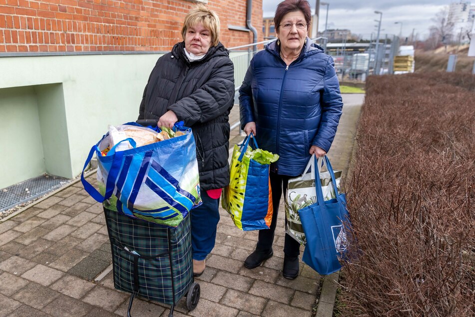 Die Hartz-IV-Empfängerinnen Marion Schmidt (59, l.) und Manuela Lange (61, r.) haben ihre Spende abgeholt.