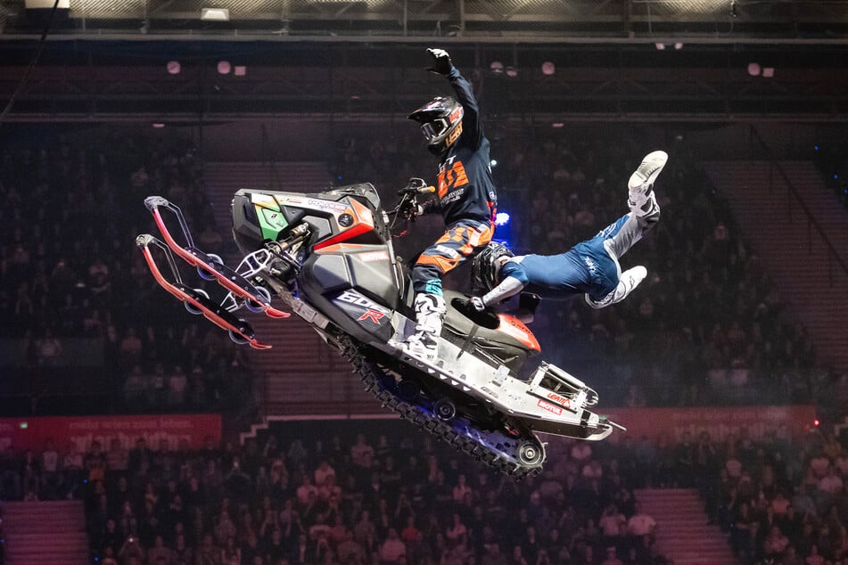 Hier sollte jeder Handgriff sitzen: Zu zweit performen diese Extremsportler auf einem völlig abgehobenen Schneemobil.