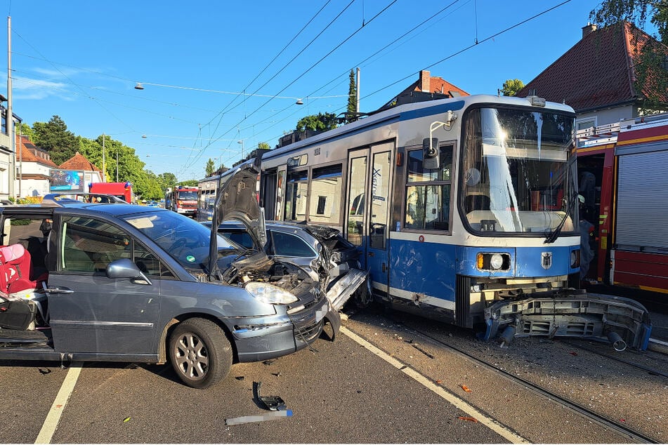 Tram kracht in München in mehrere Autos: Fünf Verletzte, darunter zwei Kleinkinder