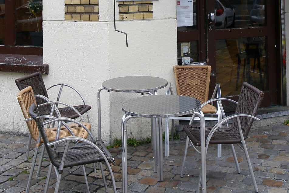Unter anderem mit Möbelstücken schlugen die Männer aufeinander ein. (Symbolbild)