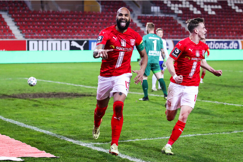 Erlösung in der Nachspielzeit: Sturmtank Terrence Boyd (30, l.) sorgte für den hart erkämpften 2:1-Sieg.