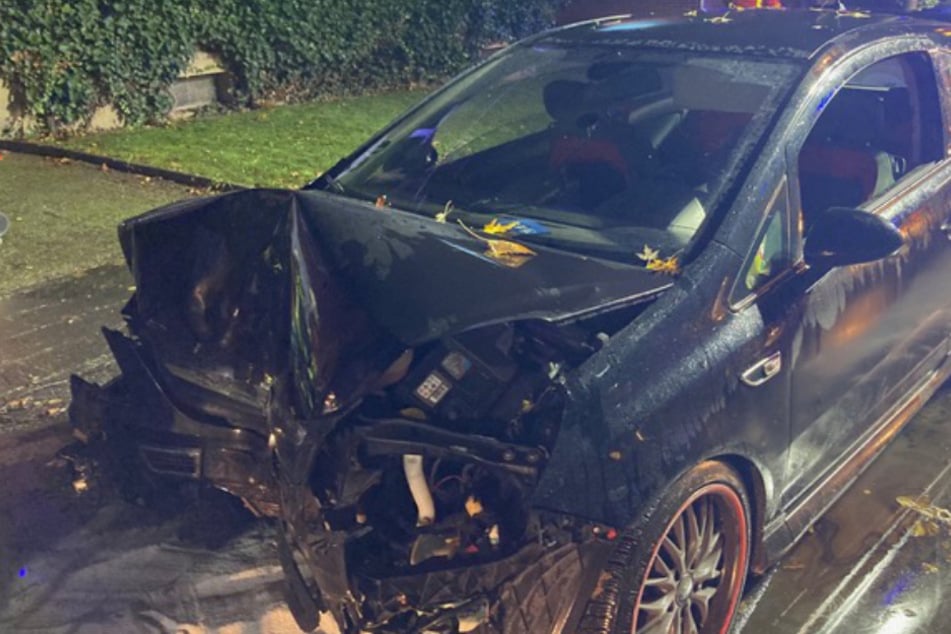 Auto knallt frontal gegen Baum: Zwei Personen verletzt und in Klinik