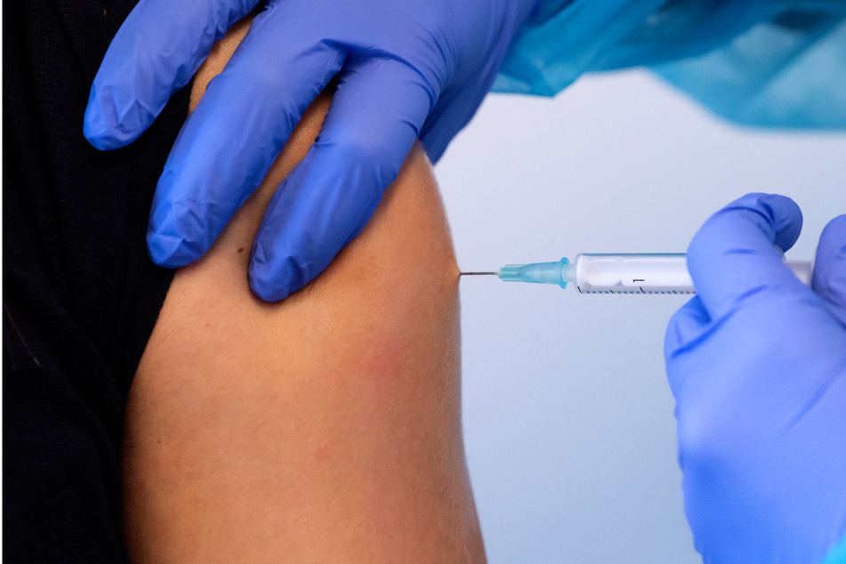 Eine Frau wird im März 2021 mit einem Corona-Impfstoff geimpft.
