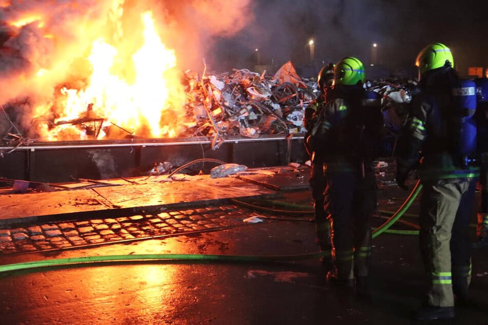 Berlin: Feuer auf Schleppkahn in Berlin-Neukölln: Große Mengen Schrott abgefackelt