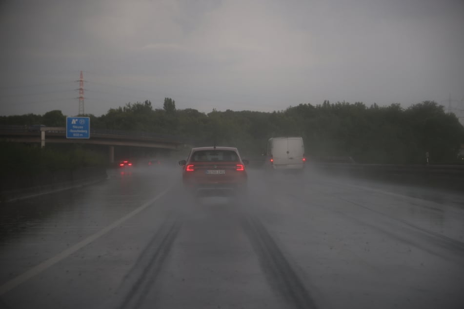 Autofahrer hatten auf der A57 mit Starkregen zu kämpfen.
