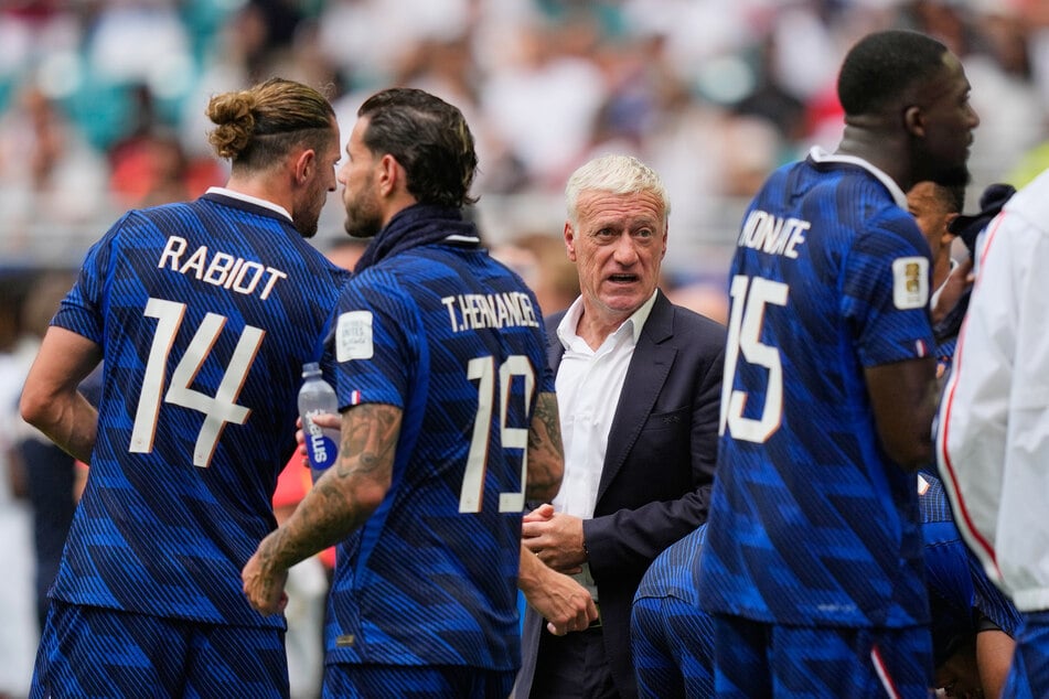 Auch Didier Deschamps (57, 2.v.r.) war mit der Leistung seiner Spieler nicht einverstanden, stellte sich aber schützend vor das Team.