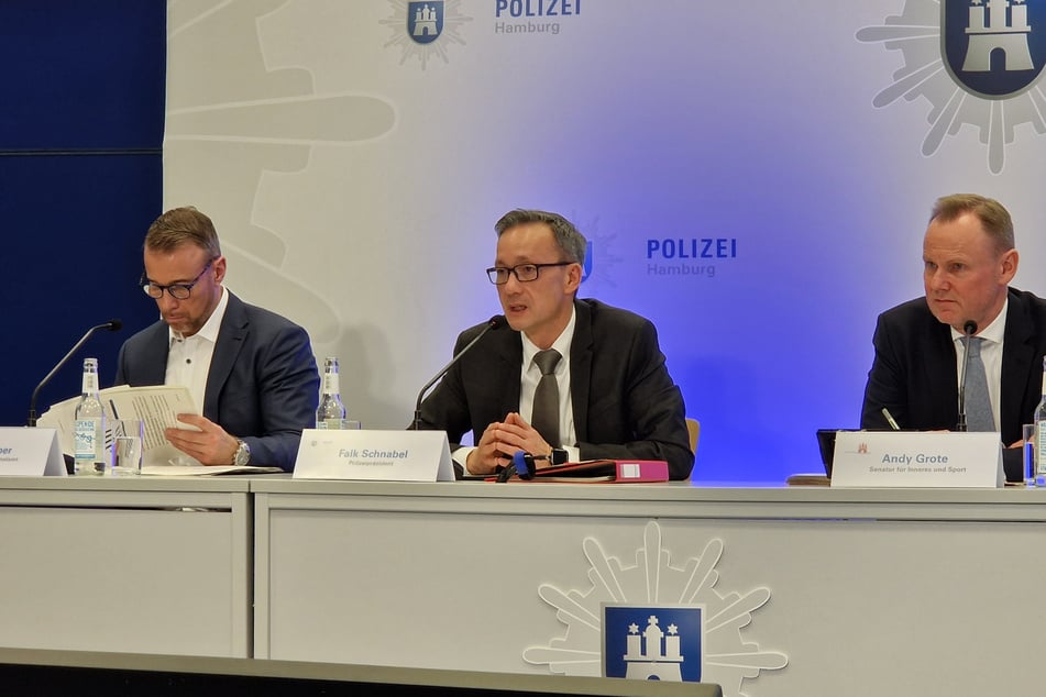 V.l.n.r.: Jan Hieber, Leiter des Landeskriminalamtes, Polizeipräsident Falk Schnabel und Innensenator Andy Grote.