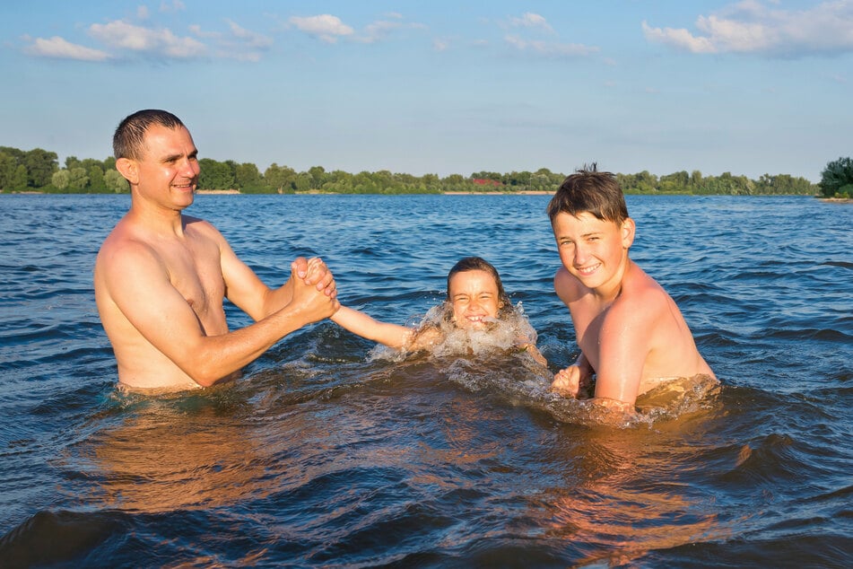 In der Kötitzer Kiesgrube kann man wunderbar als Familie baden gehen.