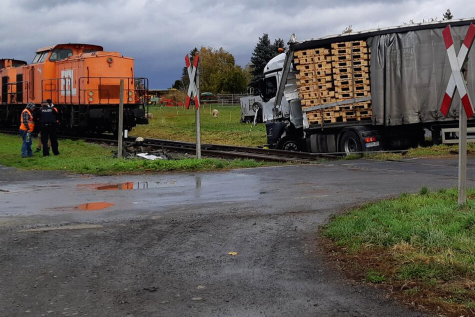 Der Lastwagen war ungebremst in den Zug gekracht. Der Lkw-Fahrer wurde schwer verletzt im Führerhaus eingeklemmt.