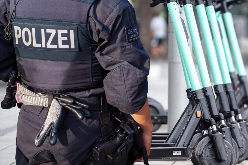 Es geht um den Vorwurf des gemeinschaftlich begangenen versuchten Mordes: Ein E-Scooter wurde als Wurfgeschoss gegen ein Polizeiauto geschleudert. (Symbolbild)