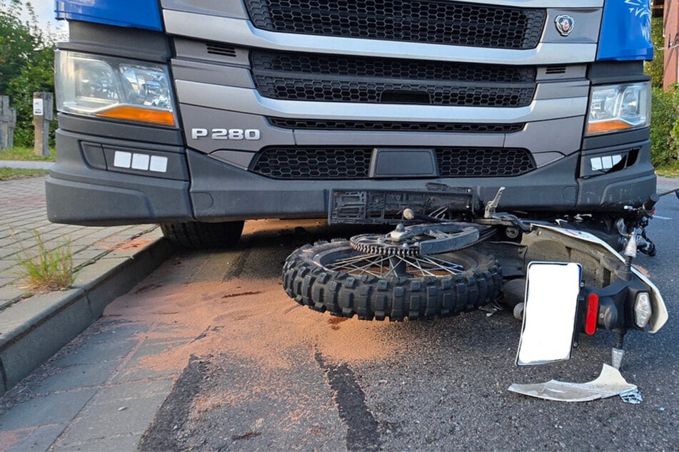 Schwerer Unfall im Harz: 19-Jähriger rutscht unter Sattelzug