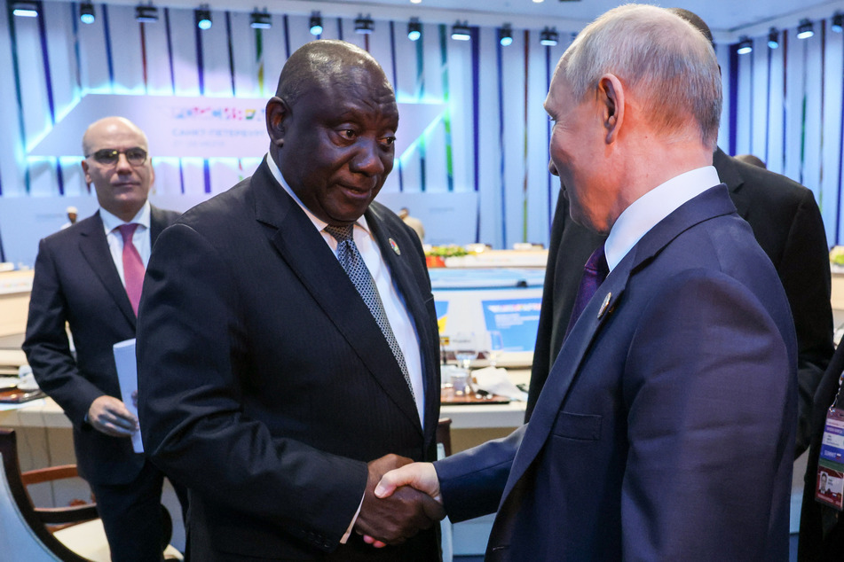 Cyril Matamela Ramaphosa (70, l.), Präsident von Südafrika, und Wladimir Putin (70) reichen sich auf dem Afrika-Russland-Gipfel die Hände.