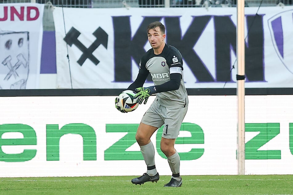 Aue-Keeper Martin Männel (37) hatte gegen Rostock den Ball zu lange in der Hand - es folgte eine Ecke für Hansa. (Archivfoto)