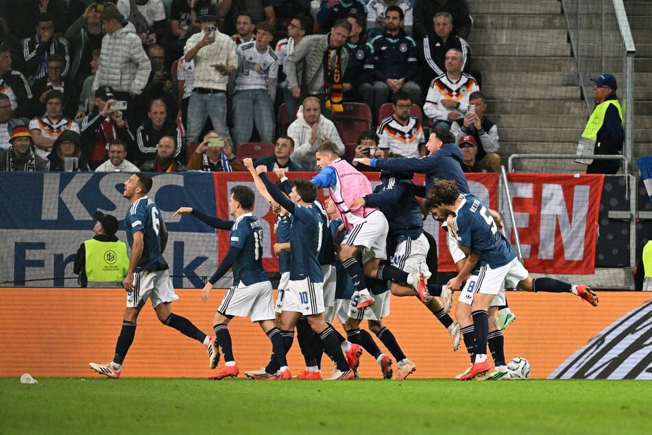 Dimitris Kourbelis (l.) jubelt mit den Teamkollegen über seinen Treffer zum 0:1 aus Sicht der Deutschen.