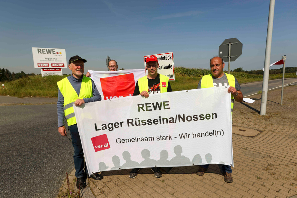 Seit gestrigem Mittwoch wird das Logistikzentrum von Rewe in Nossen bestreikt. Die Gewerkschaft ver.di verlangt für die Mitarbeiter im Handel eine Erhöhung der Löhne um 4,5 Prozent plus 45 Euro monatlich.