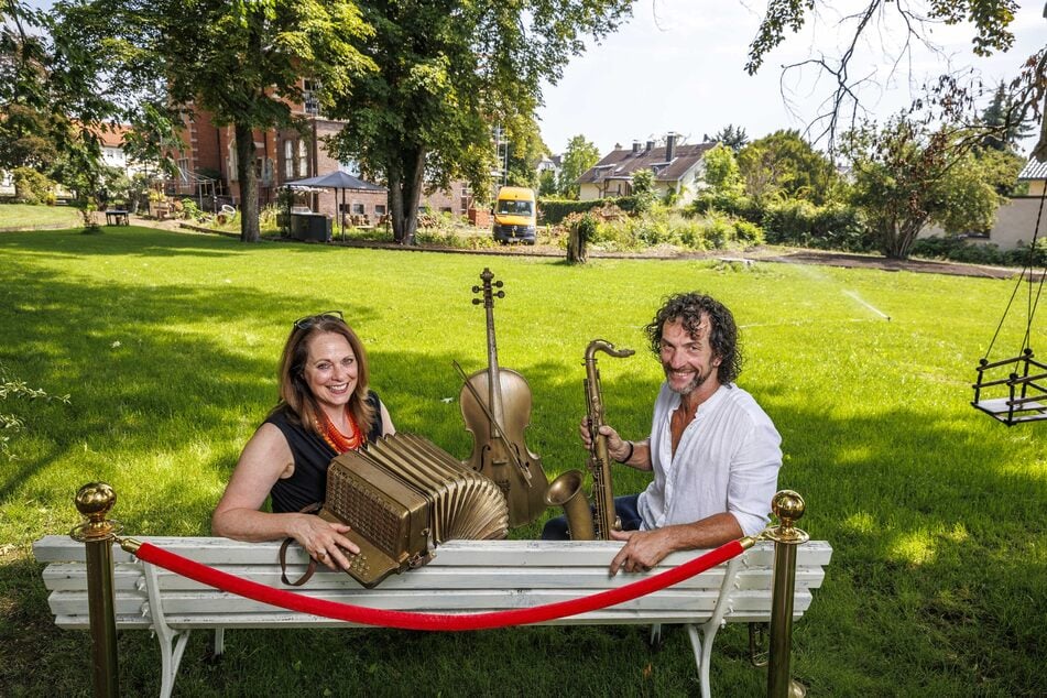 Super Angebot von Gastspielmanagerin Jane Taubert (59) und Hausherr René Kuhnt (57): Die "Im Weißen Rössl"-Tickets der Felsenbühne Rathen können fürs Rössl am 22. August im Park der Villa umgebucht werden.
