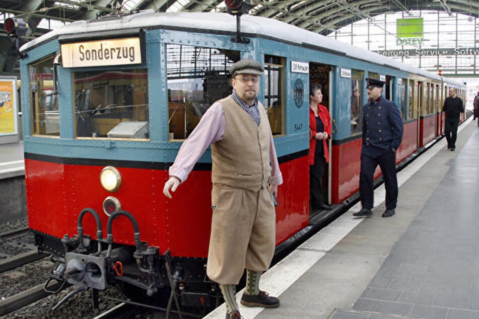 In Berlin fährt wieder der historische Silvesterzug durch die Kieze.