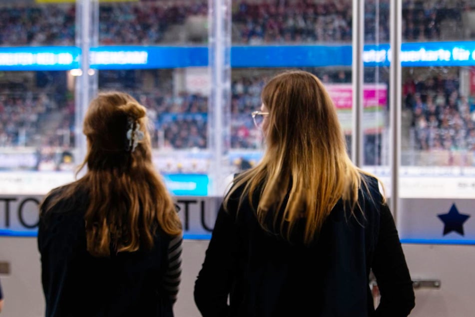 Miriam (25) ist seit Oktober 2025 freiwillige Helferin bei den Dresdner Eislöwen.