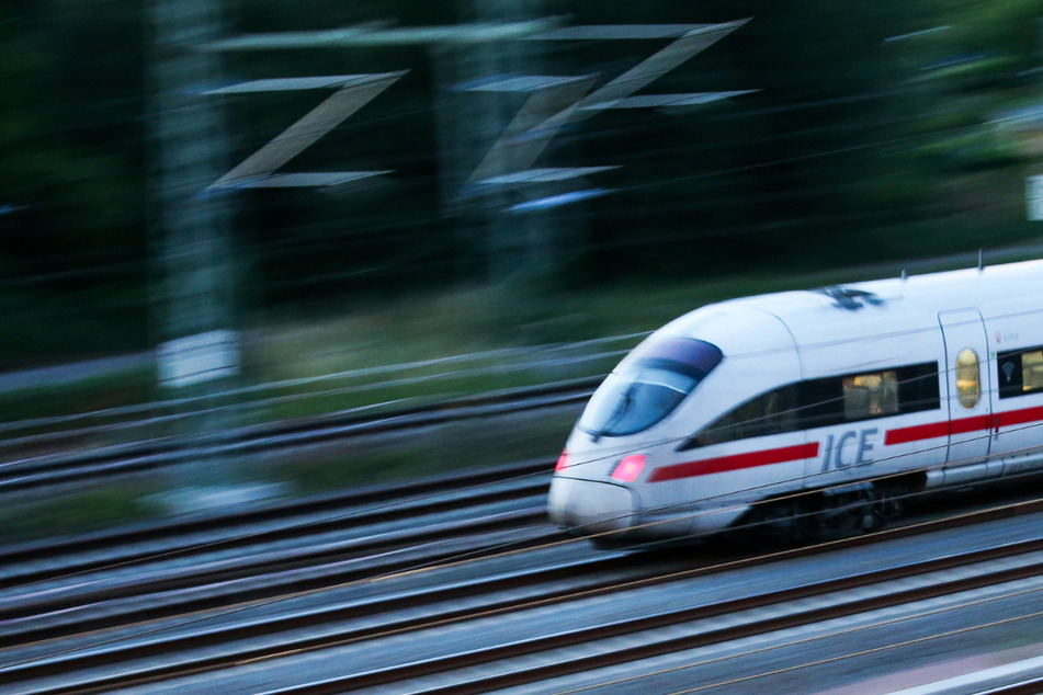 Zug ist mit 160 km/h unterwegs, dann erfasst dieser etwas auf den Gleisen!