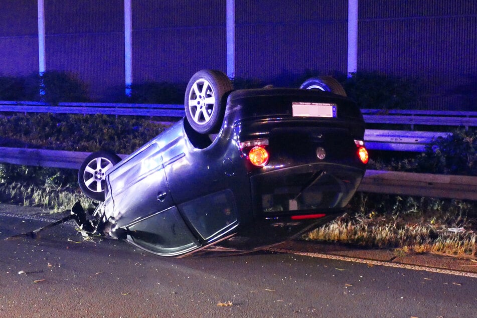 Der VW Golf blieb nach dem Crash auf dem Dach liegen.