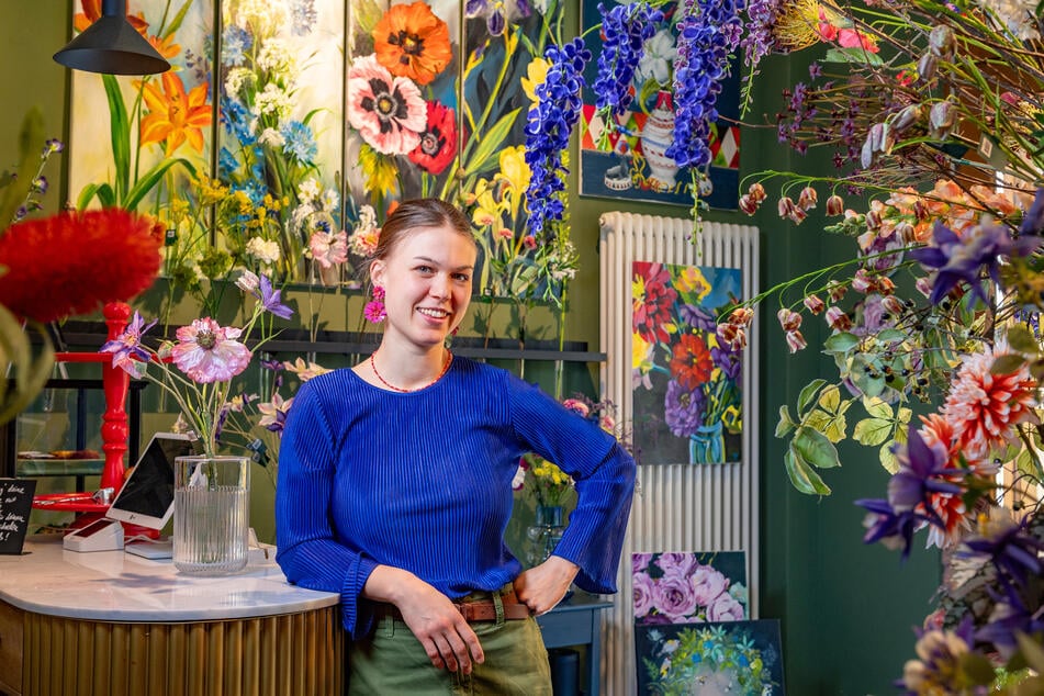 Laden-Inhaberin Friederike Paulsen (31) freut sich, auch die Blumen-Acrylgemälde ihres Vaters im Geschäft zum Verkauf anbieten zu können.