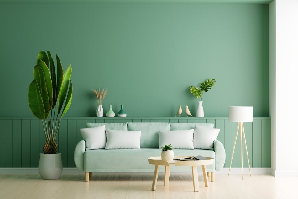 Es gibt einige beruhigende Farben. Wohnzimmer können mit Grüntönen angenehm und entspannend wirken.