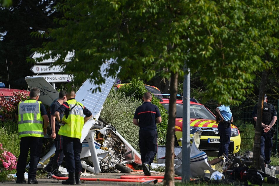 Einsatzkräfte am Unglücksort im französischen Champhol.