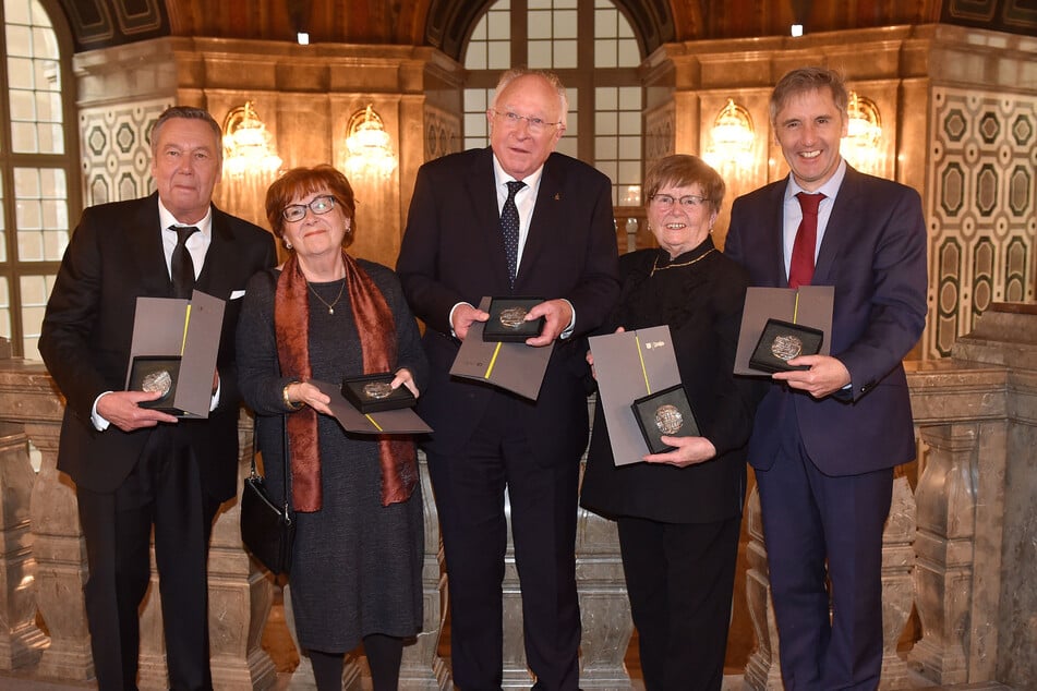 2017 wurde Ernst Hirsch (Mitte) mit der Ehrenmedaille der Stadt Dresden geehrt.
