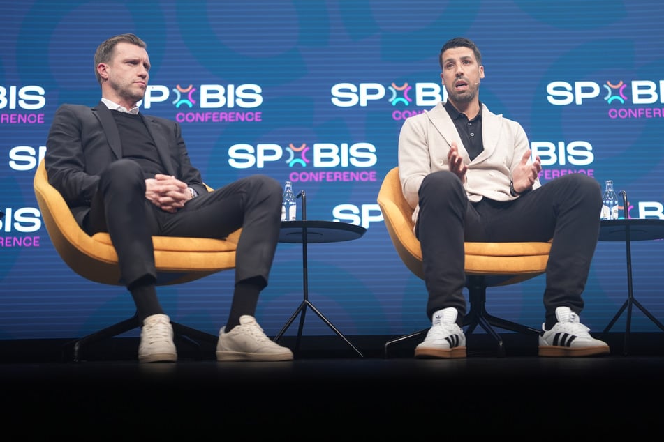 Markus Krösche, Sportvorstand der Eintracht Frankfurt (45, l.) und Sami Khedira sind sich einig: deutsche Nachwuchsfußballer müssen besser ausgebildet werden.