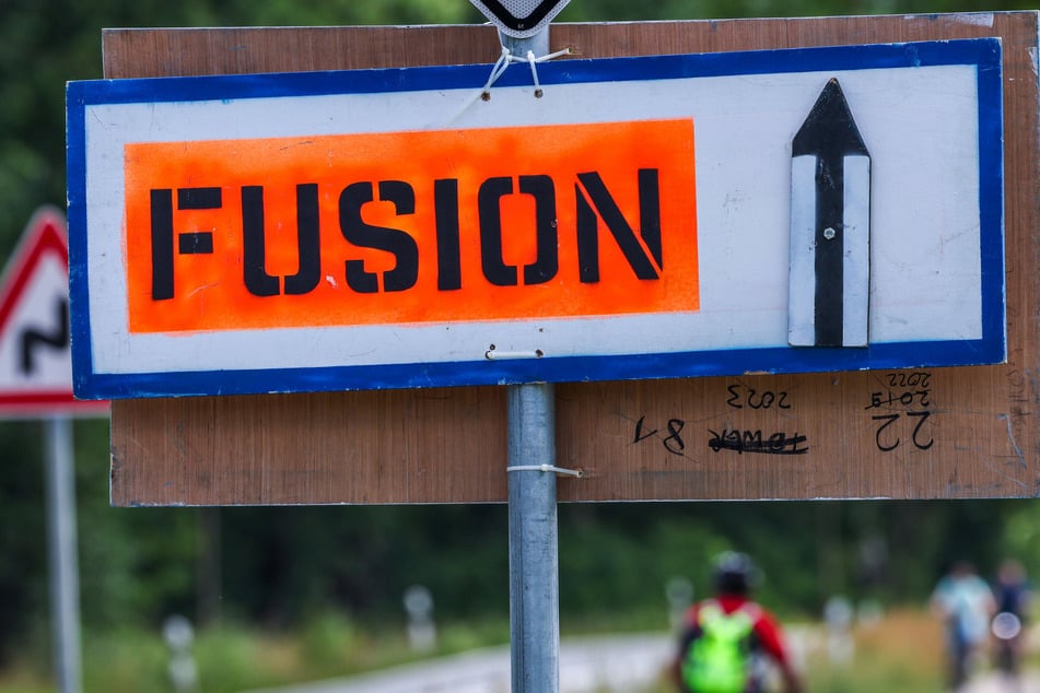 Alljährlich lockt das Musik- und Kulturfestival Fusion Zehntausende aus aller Welt auf einen Ex-Militärflughafen in Mecklenburg-Vorpommern. (Archivbild)
