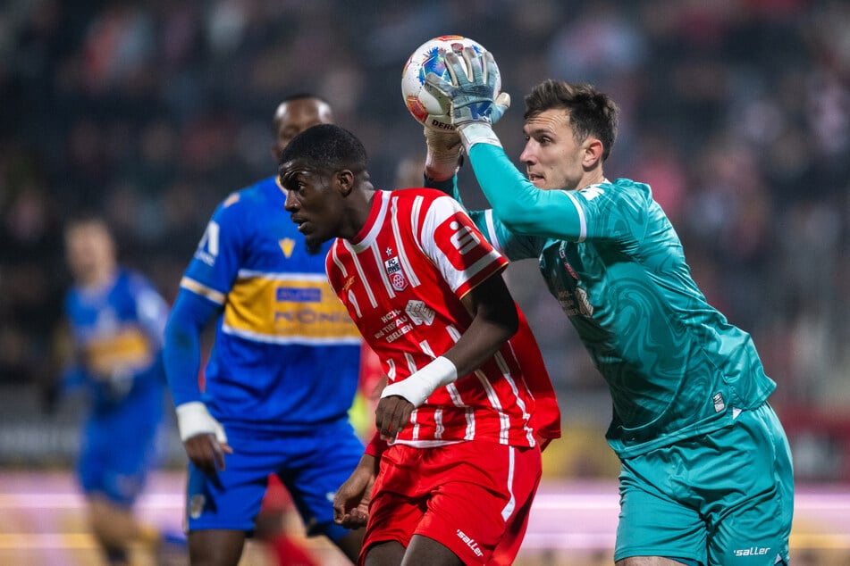 Keeper Lorenz Otto (24, rechts) hat sich bei RWE zu einer sicheren Säule entwickelt.